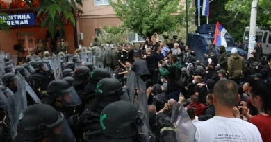 Oko 25 ranjenih iz kontingenta tokom suzbijanja demonstranata koji su protestovali u opštini Zvečan